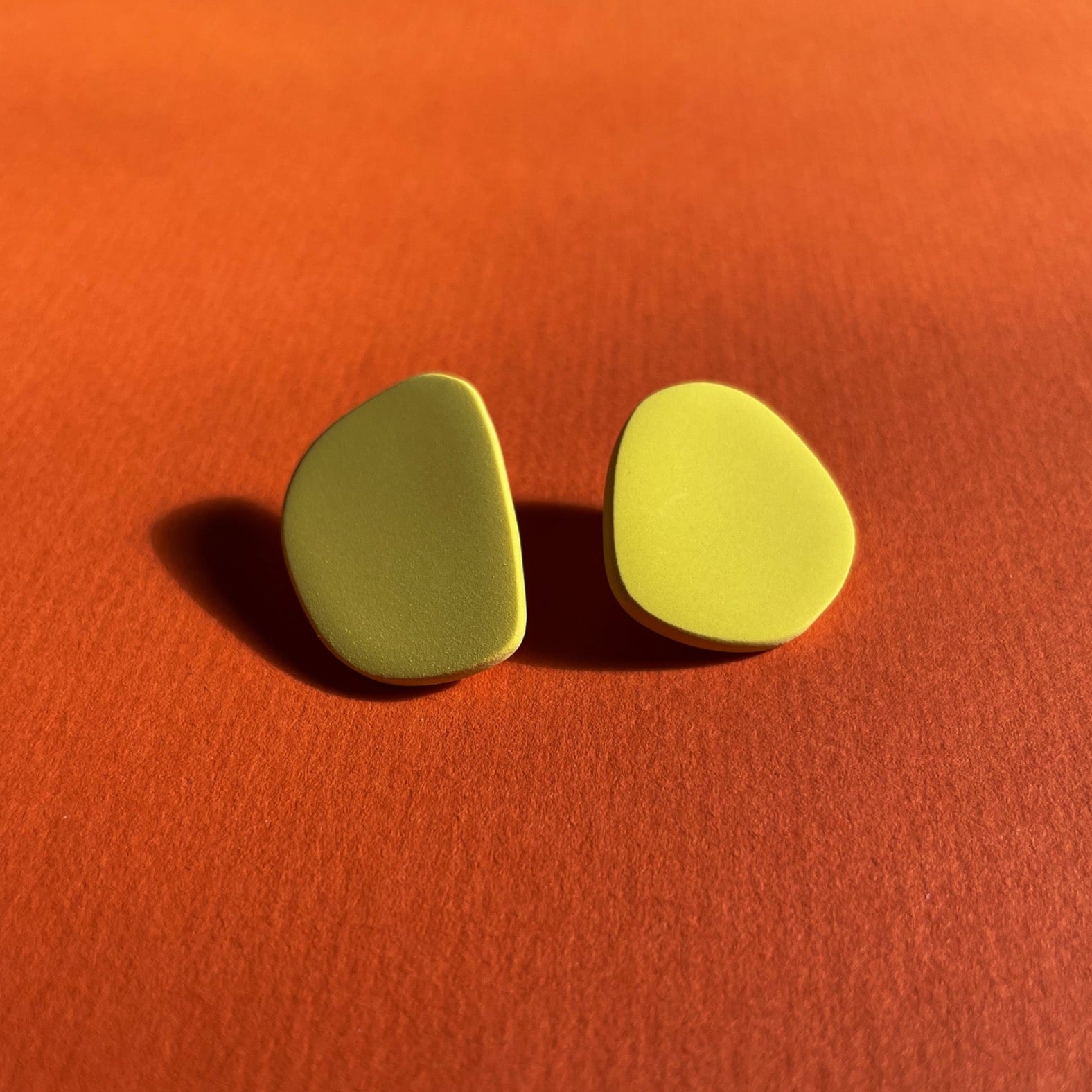 petites boucles d'oreilles de couleur jaune en argile polymère