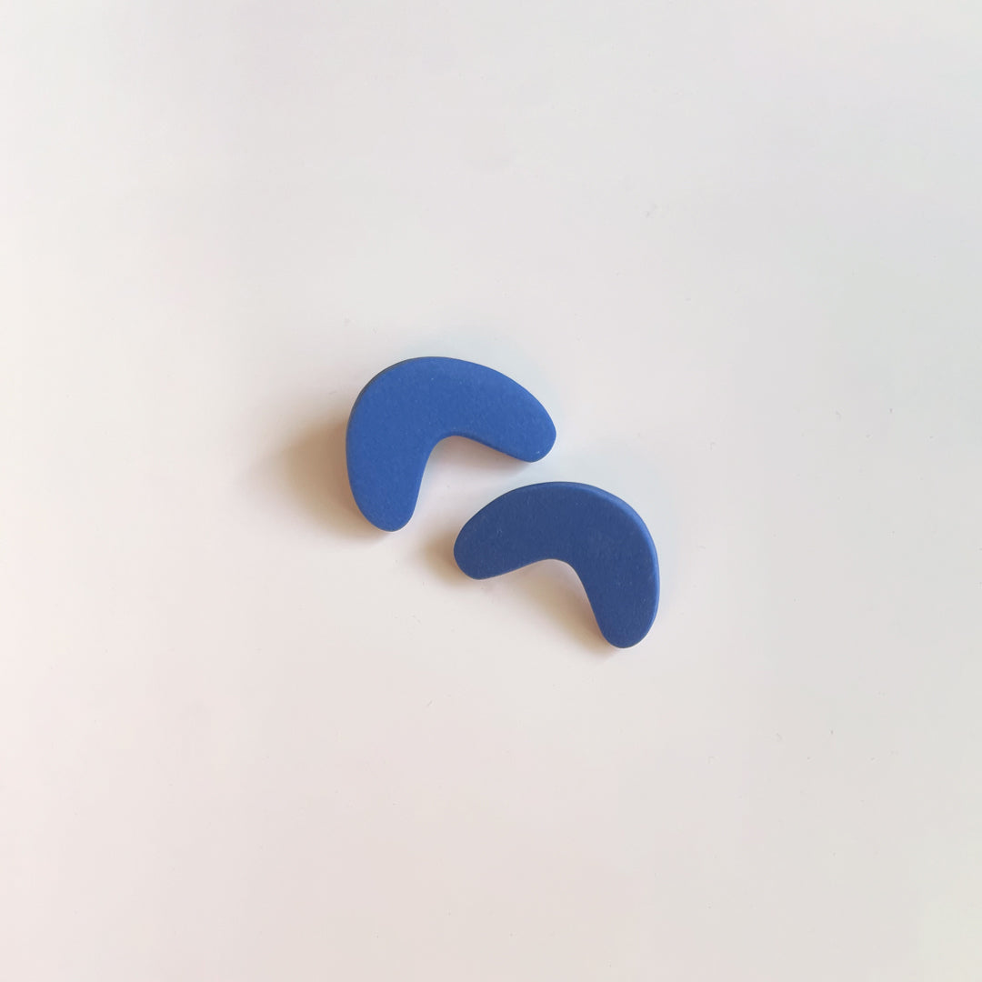 Boucles d'oreilles bleues en pâte polymère. Fait à la main à Montréal par Adé Studio.