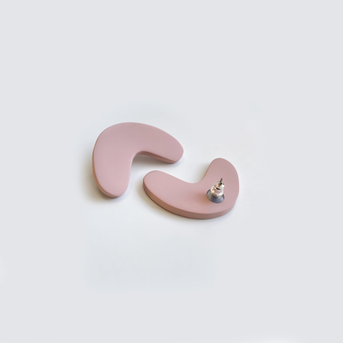 Boucles d'oreilles roses en pâte polymère. Fait à la main à Montréal par Adé Studio.